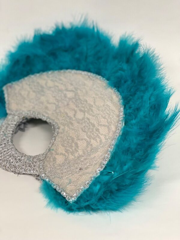 A close up of the blue feathers on a hat